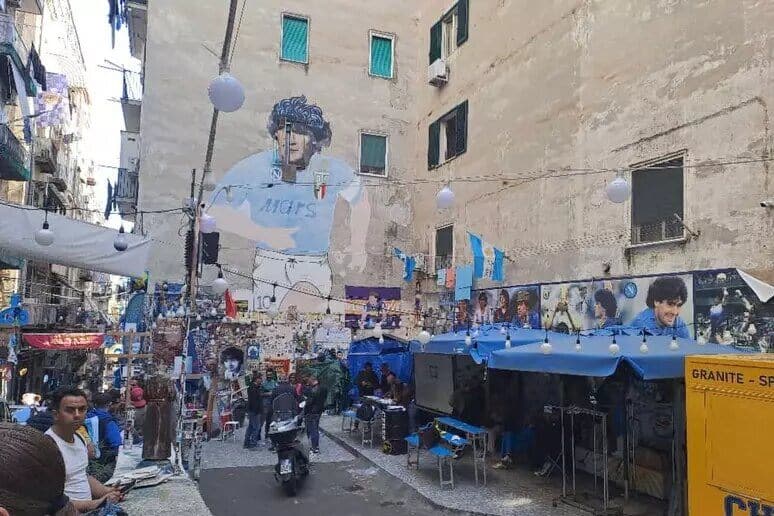 Napoli, scattano i sigilli al murale di Maradona ai Quartieri Spagnoli: area chiusa, turisti e tifosi sorpresi Napoli, scattano i sigilli al murale di Maradona ai Quartieri Spagnoli: area chiusa, turisti e tifosi sorpresi