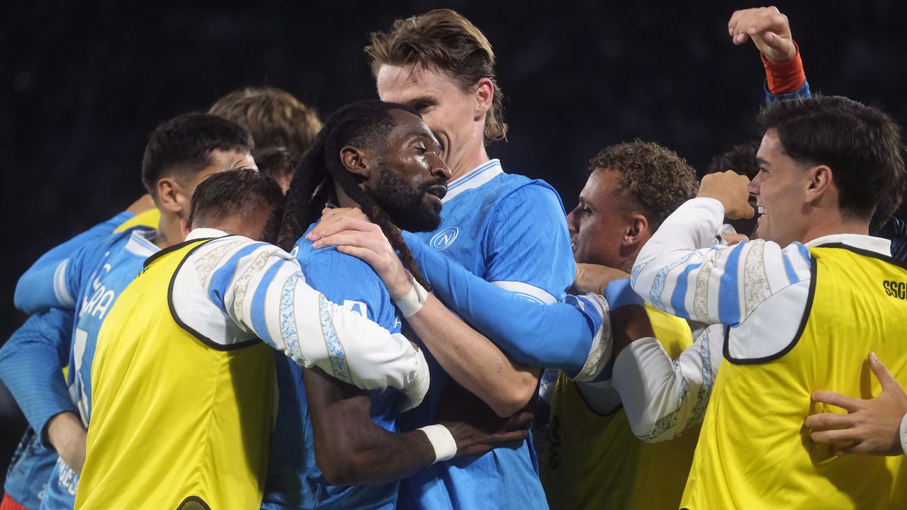 Napoli Inter 3 1, la squadra di Conte è uno spettacolo. Chivu si arrende a De Bruyne, McTominay e Anguissa Napoli Inter 3 1, la squadra di Conte è uno spettacolo. Chivu si arrende a De Bruyne, McTominay e Anguissa
