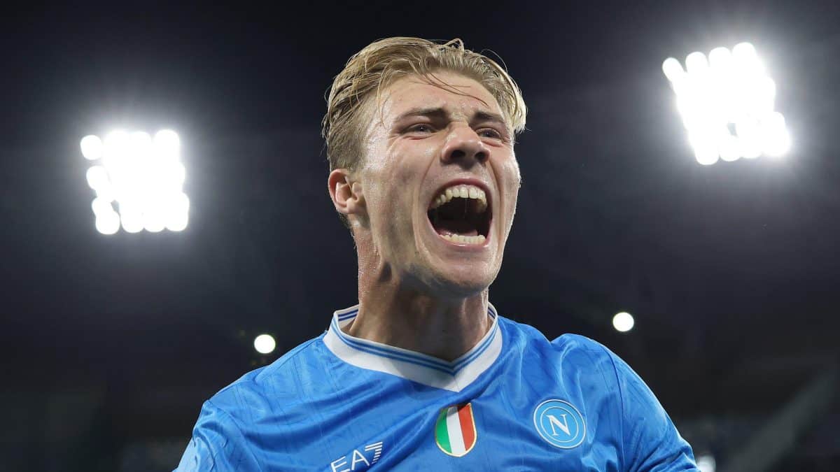 A Manchester lo rimpiangono:  “Hojlund, a Napoli è rinato”