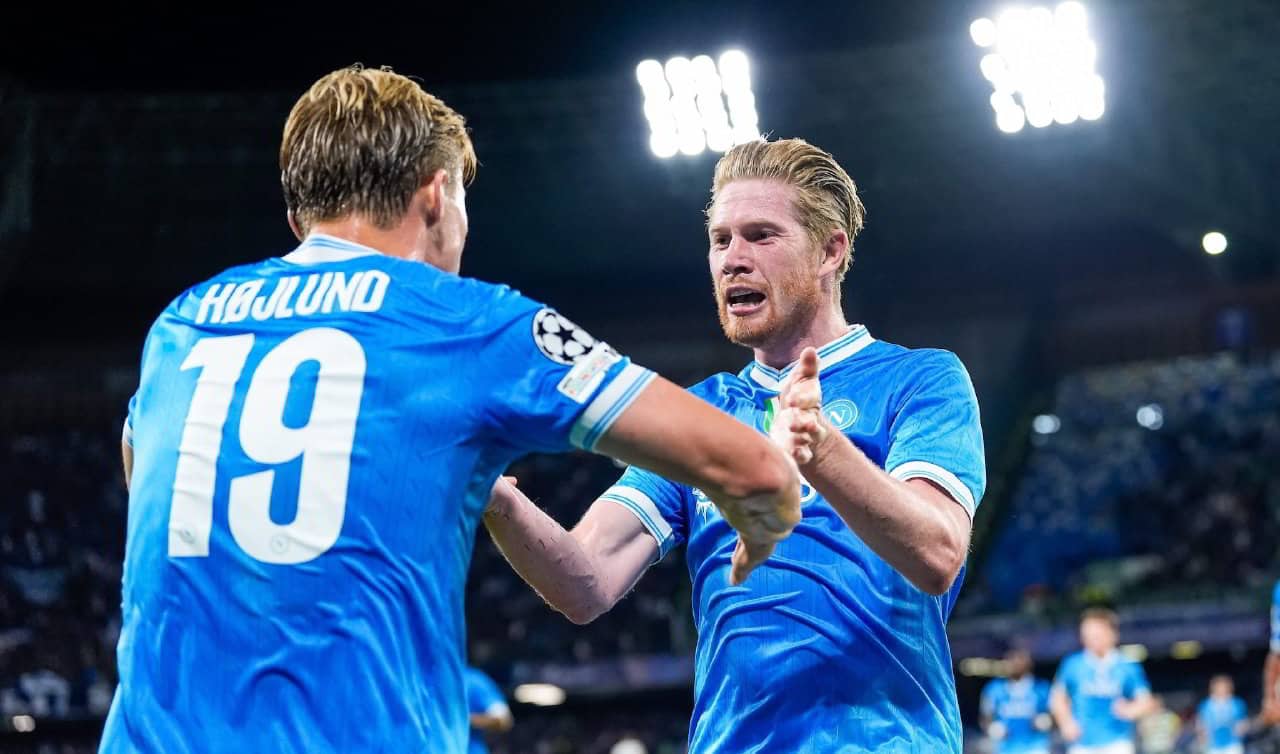 Napoli Sporting 2 1: De Bruyne inventa, Hojlund la butta dentro. Nasce l’asse dei sogni