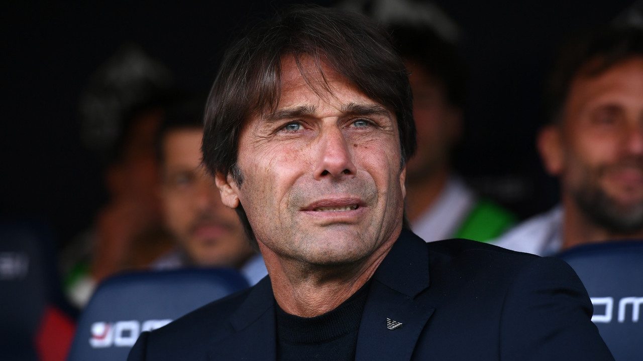 Il volto teso di Antonio Conte in panchina durante Bologna-Napoli