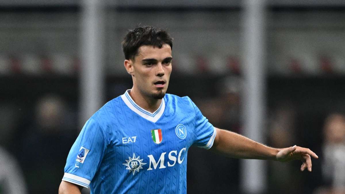 Primo piano di Miguel Gutierrez con la maglia del Napoli, infortunato alla caviglia prima della partita contro il Qarabag