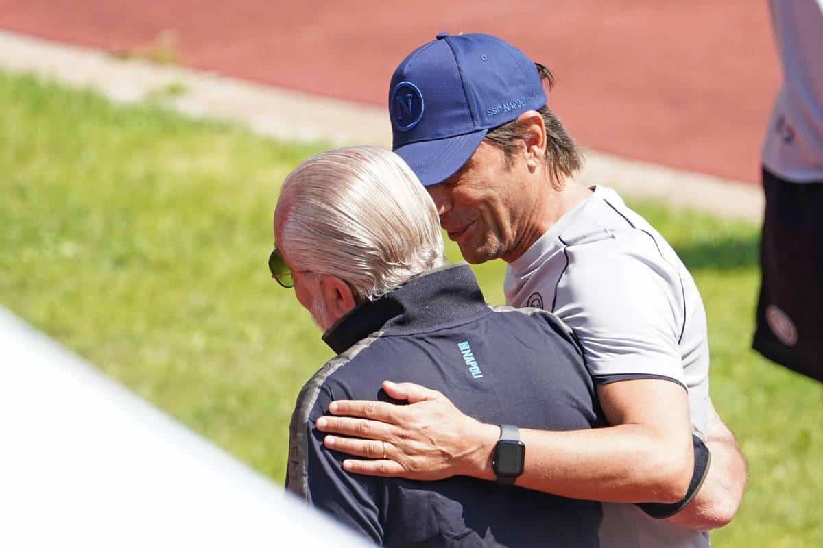 La telefonata segreta sul treno: Conte e De Laurentiis, svelato il patto che cambia la stagione del Napoli La telefonata segreta sul treno: Conte e De Laurentiis, svelato il patto che cambia la stagione del Napoli