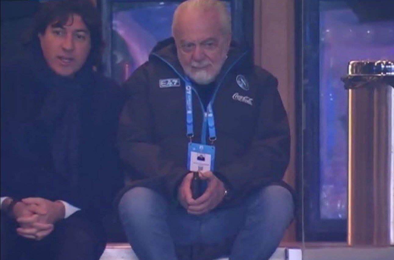 Aurelio De Laurentiis seduto scale tribuna Riyad protesta Lega Aurelio De Laurentiis seduto scale tribuna Riyad protesta Lega