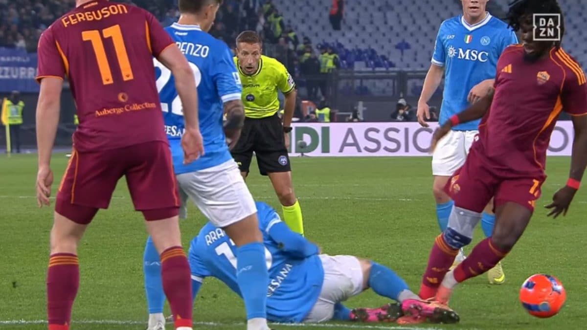 Fallo o palla? Roma Napoli, spunta l’audio del VAR sul contatto Rrahmani Koné. La sentenza di Rocchi