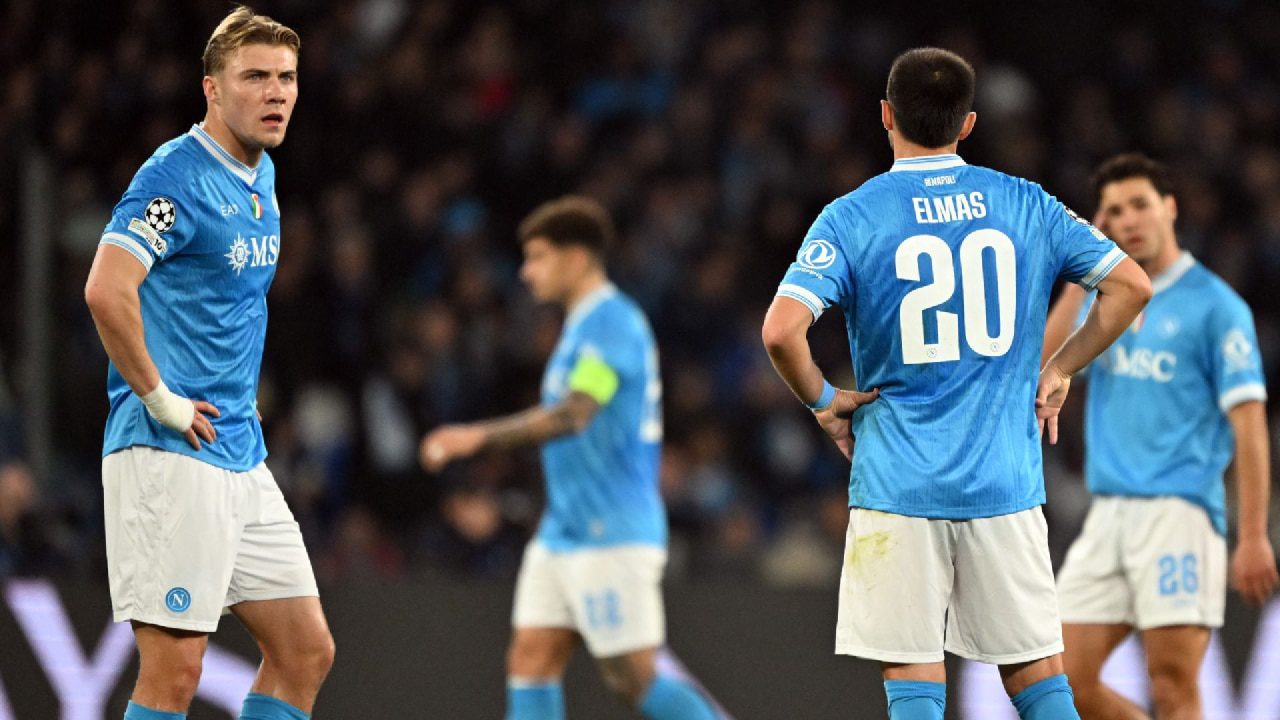 Napoli, l’orgoglio non basta: rimonta e crollo col Chelsea (2 3). Addio Champions tra gli applausi