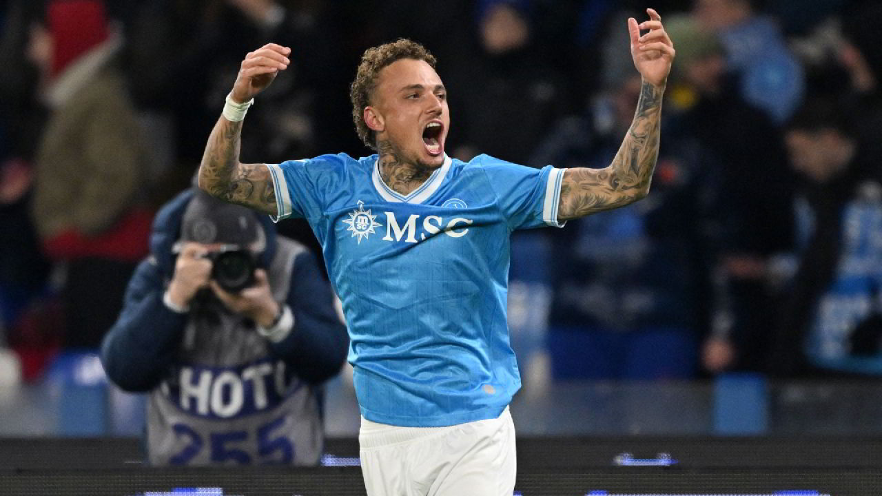 Noa Lang giocatore del Napoli in azione maglia azzurra sostituto David Neres