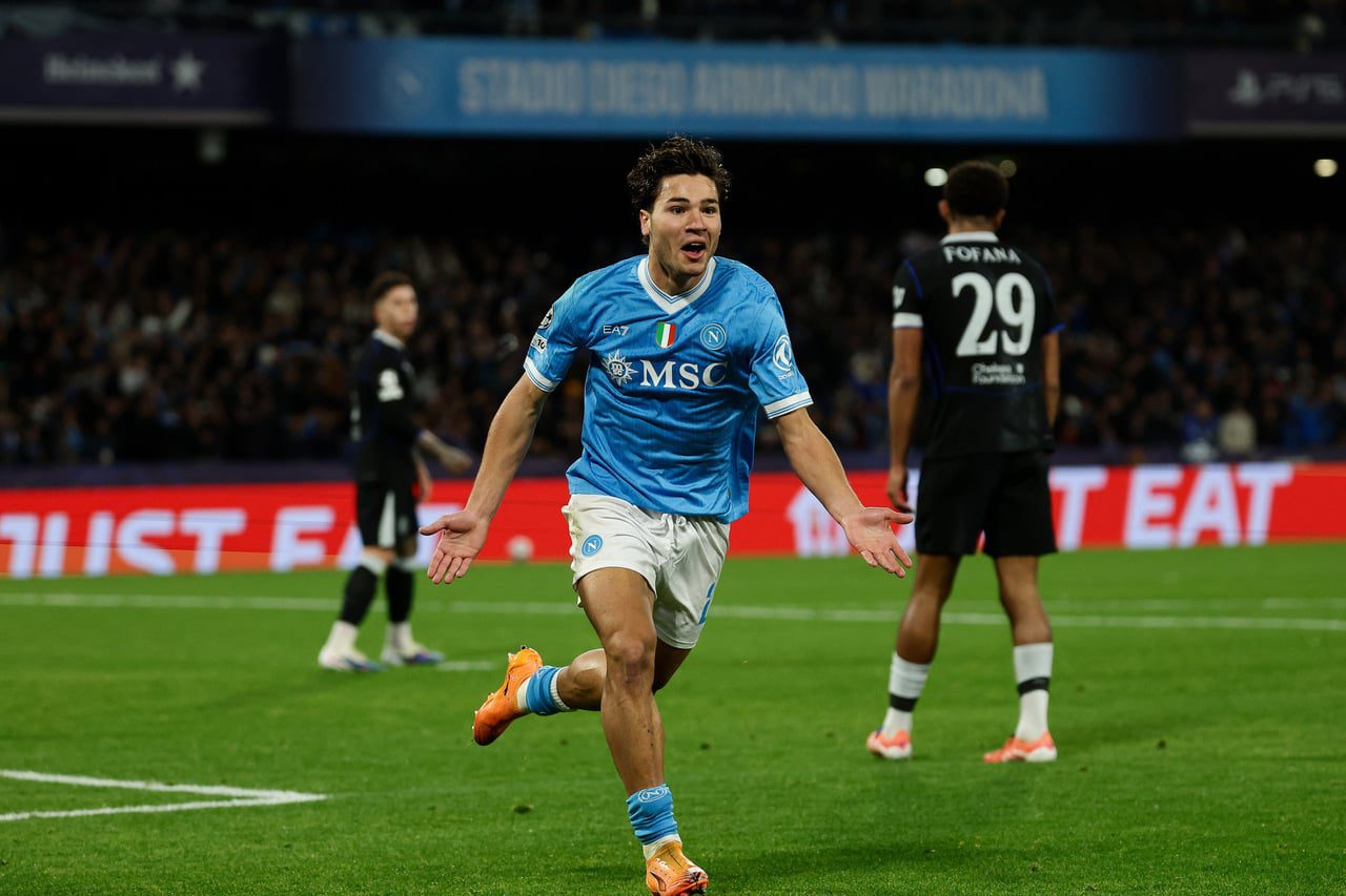 Il Napoli esce Dalla Champions tra gli applausi del Maradona, sconfitto 2-3 dal Chelsea. 