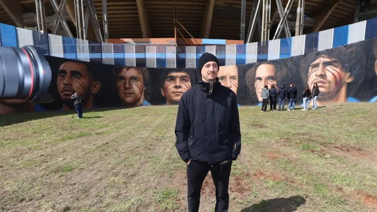Quali giocatori ci sono nel murale di Jorit al Maradona, quanto è costato e cosa ha detto Ciro Ferrara sull'esclusione?
