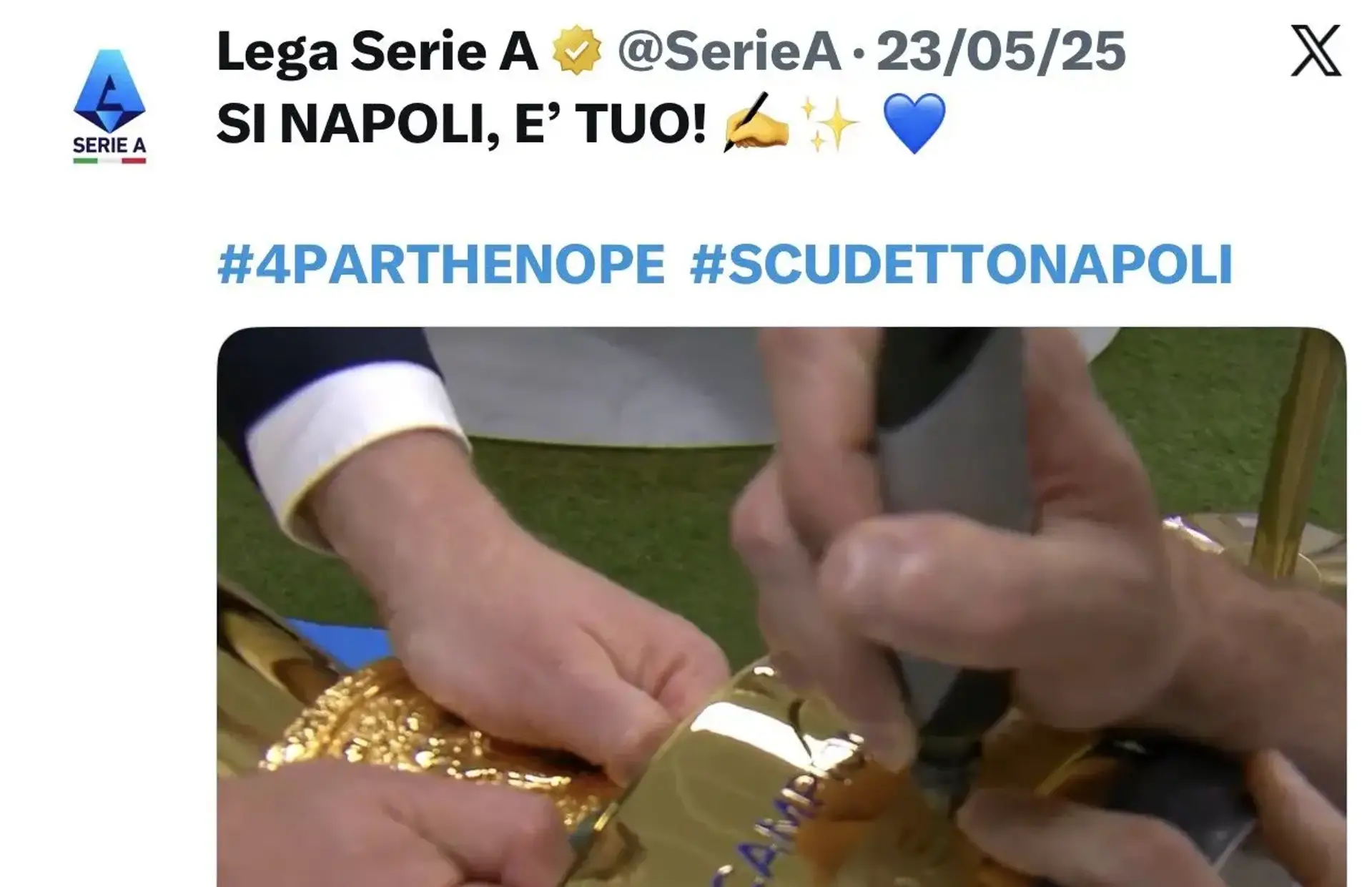 Post X della Lega Serie A del 23 maggio 2025 per il quarto scudetto del Napoli: testo 'SI NAPOLI, E' TUO!' con emoji penna, stelle e cuore azzurro