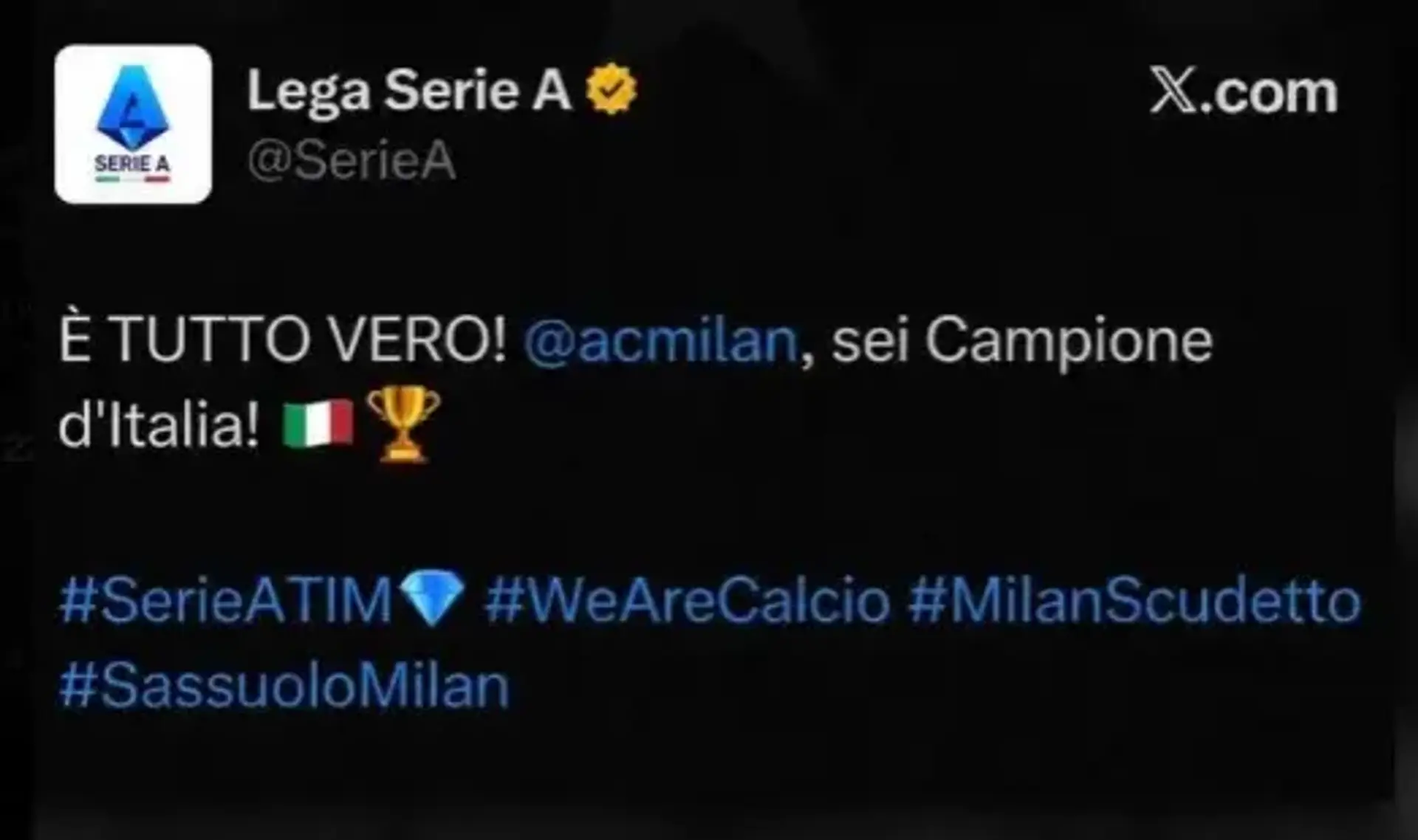 Post X della Lega Serie A per lo scudetto del Milan 2022: testo istituzionale 'È TUTTO VERO! @acmilan, sei Campione d'Italia!' con emoji bandiera italiana e coppa