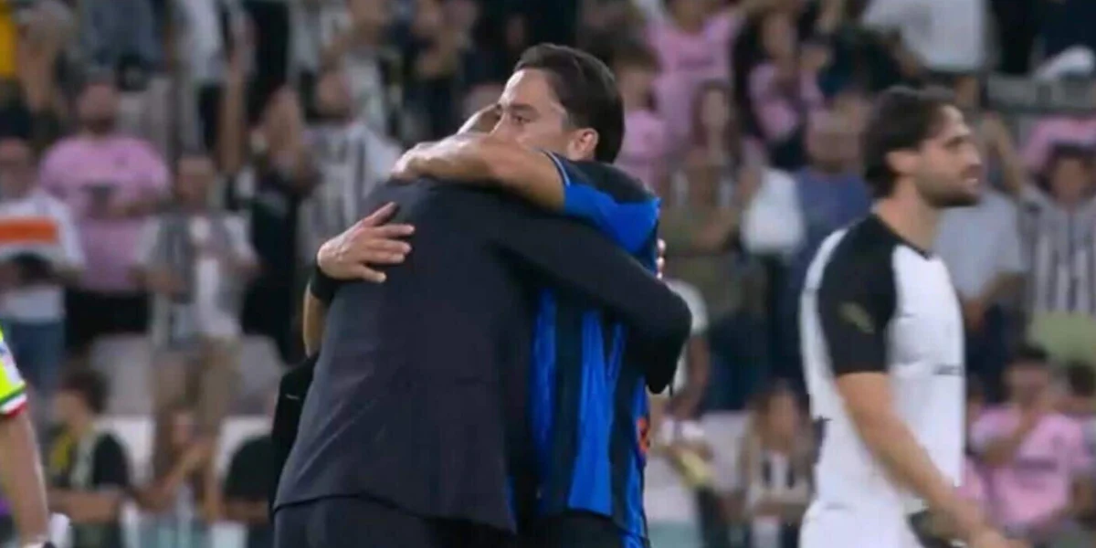 L'abbraccio tra Spalletti e Raspadori fa emozionare i tifosi del Napoli